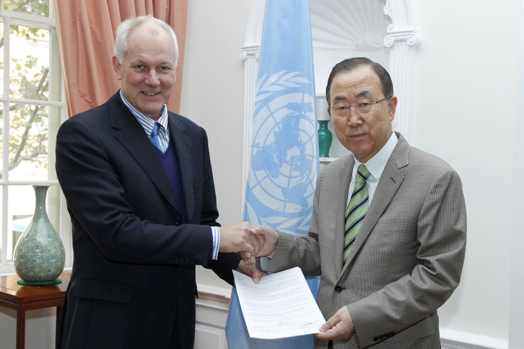 Ban Ki-moon mostra a primeira página do relatório que lhe foi entregue por Ake Sellstrom